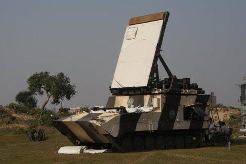 资料图:印陆军配备的国产"阿卡什"雷达车.