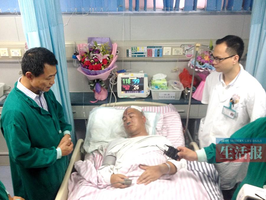 南宁市副市长魏凤君(左边站立者)前往医院看望麻振