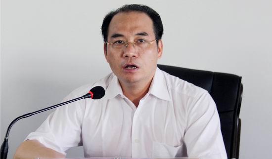 坐着出租车穿行在临湘街头,司机们会向乘客惊叹这里出了大新闻,"