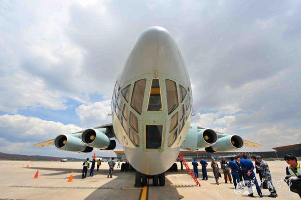 空军持续投入伊尔-76运输机支援尼泊尔抗震救灾