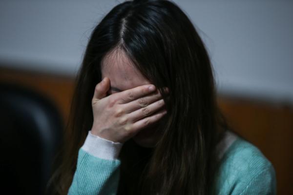 "学生撑伞事件"女教师哭诉:我错了,但请不要攻击孩子