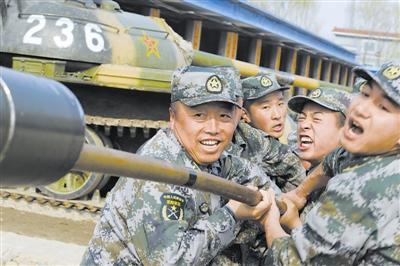 他就是人称"铁政委"的第39集团军某装甲团政委谭志勇.