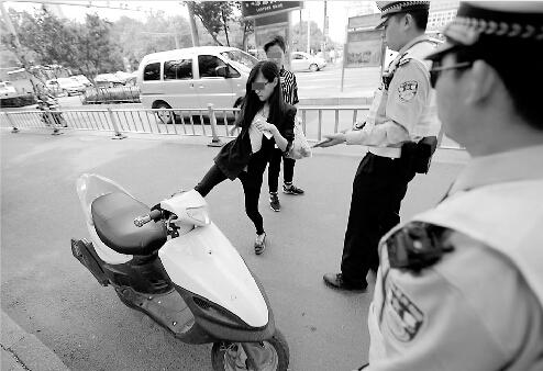 ����90��Ů��ѧ����֤��ʻ����Ħ�б��� ˻���߳�(ͼ)