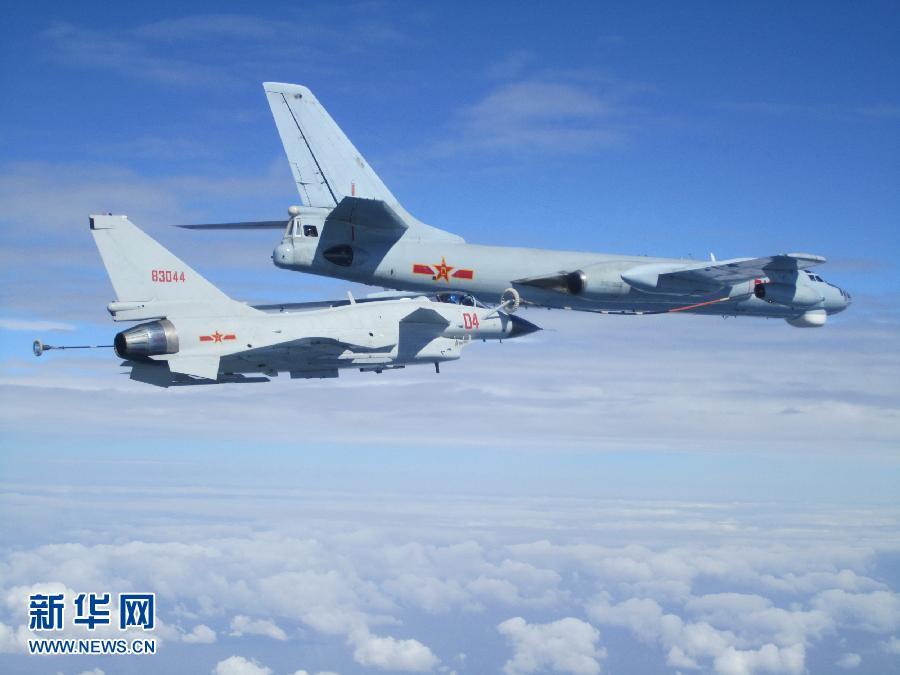 资料图:解放军歼-10战机空中加油训练