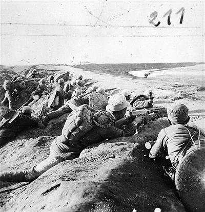 1939年春,挺进无锡,常州地区的新四军战士伺机杀敌.