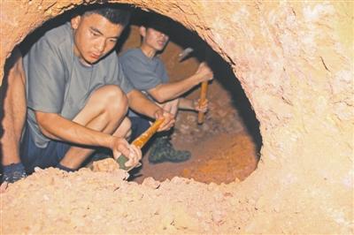 云南边防巡逻住猫耳洞 躲毒蛇攀悬崖过毒区(图)