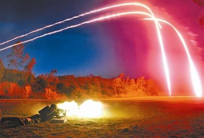 解放军重机枪夜间射击 信号弹照明场景绚丽(图)