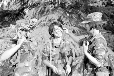 新闻中心 军事新闻  解放军96111部队要求女战士全要素,全天候参训,给