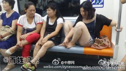 素质掉一地!郑州地铁现脱鞋抠脚女 一人占两人座位(图)