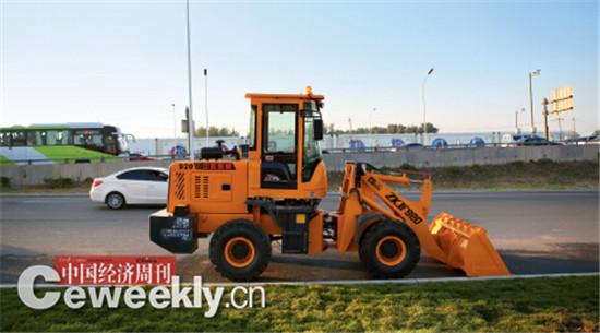 p35 通州现在像一个大工地,不时可以看见推土机停在路边的停车位上。《中国经济周刊》记者 肖翊 摄