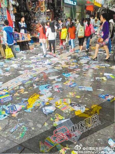 放暑假后培训传单撒满地 清洁工要哭了(图)