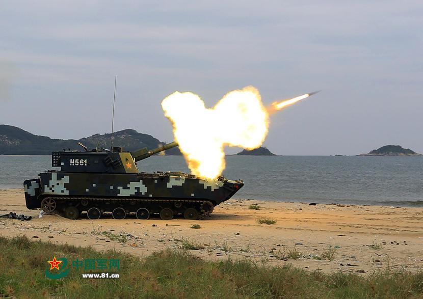 解放军最新两栖自行榴炮海边列阵齐射图4