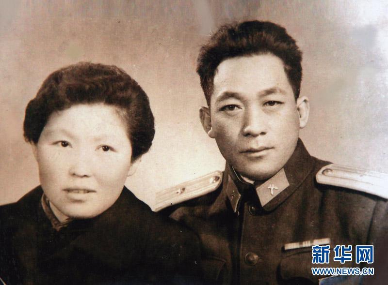 王明与妻子姜成岚合影(图片由王克成提供)