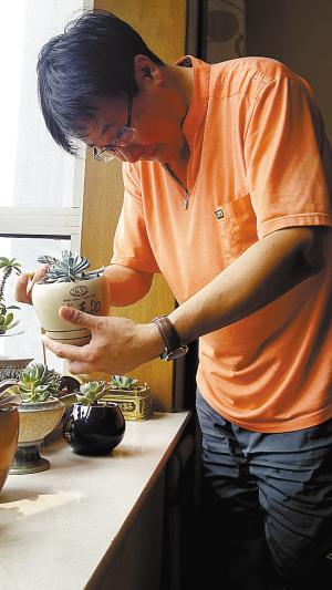 卢红伟:生活有奇巧 酒瓶作花盆(组图)