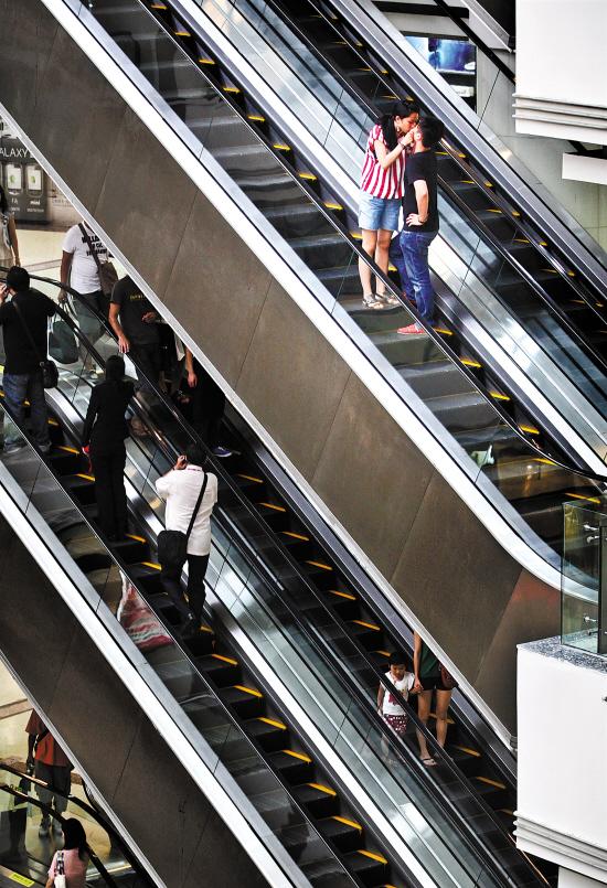 市民在搭乘扶梯时不应掉以轻心