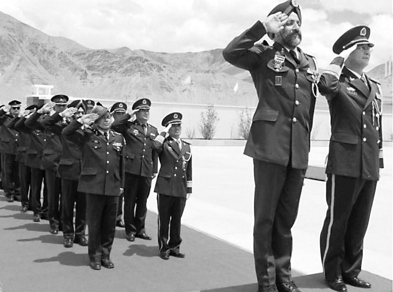 《印度论坛报》网站刊登的中印军方会晤照片.