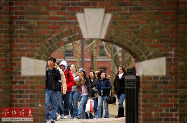 资料图片:学生们走在美国马萨诸塞州哈佛大学的校园内.