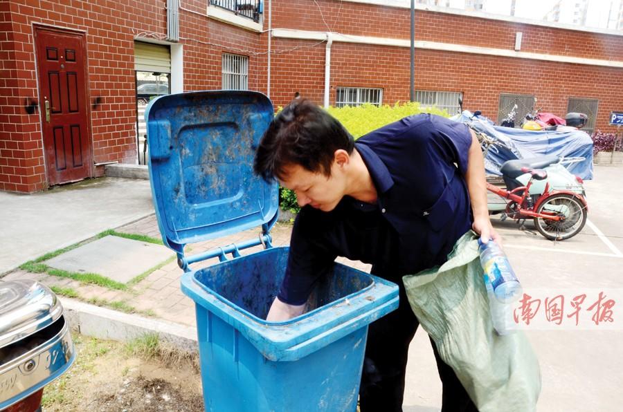 帅小伙7年如一日照顾植物人母亲 常在街头捡破烂