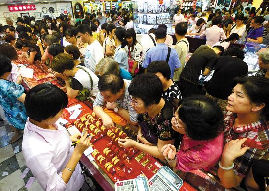 广州金饰价格冲破300元/克 大妈买金热情日渐升温
