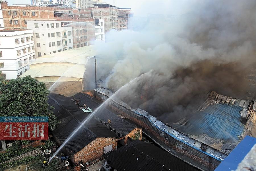 坡,所幸无人员伤亡   昨日下午3时许,南宁市二塘坡一木材仓库突发火灾