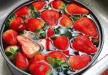 4、香蕉头用保鲜膜裹好,也可以延长保存期。