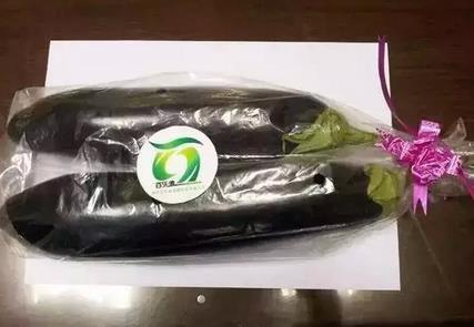 6、绿菜套在塑料袋里并封口再存储在冰箱里。