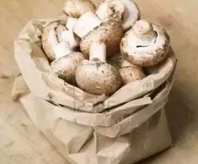 13、鱼放冰箱会变干怎么办?直接放到盐水中冰冻就好很多啦~