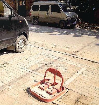 抢车位!郑州小区200米消防通道惊现75个“地锁”