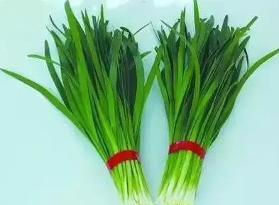 9、豆角含有的生物硷对人体有害,在焯水过程中可以被溶解。所以置放前先用开水焯一下,晾干再装进保鲜袋,这样保存一个月依然翠绿鲜嫩,原有风味也不会被破坏。