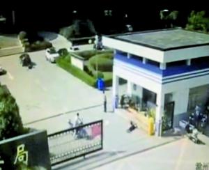 ��ĳĳ���������Ժ�ڣ���ĳĳ��ײ����Ժ��·���ϡ�