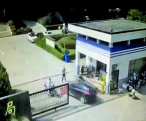 ��ĳĳ�������ֵ�բײ������ĳĳ��ײ���ڵ�բ�ſڡ�