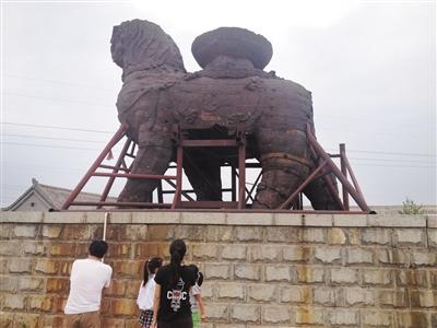 1994年以来,铁狮子就要依赖这些铁质支架站立。本版图片/新京报记者 范春旭 摄