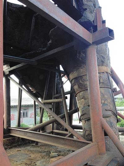 在锈蚀侵袭下,铁狮子肚皮上的漏洞越来越大。