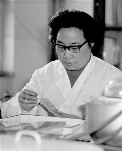 摄   2011年9月,屠呦呦在纽约举行的拉斯克奖颁奖仪式上展示奖杯和