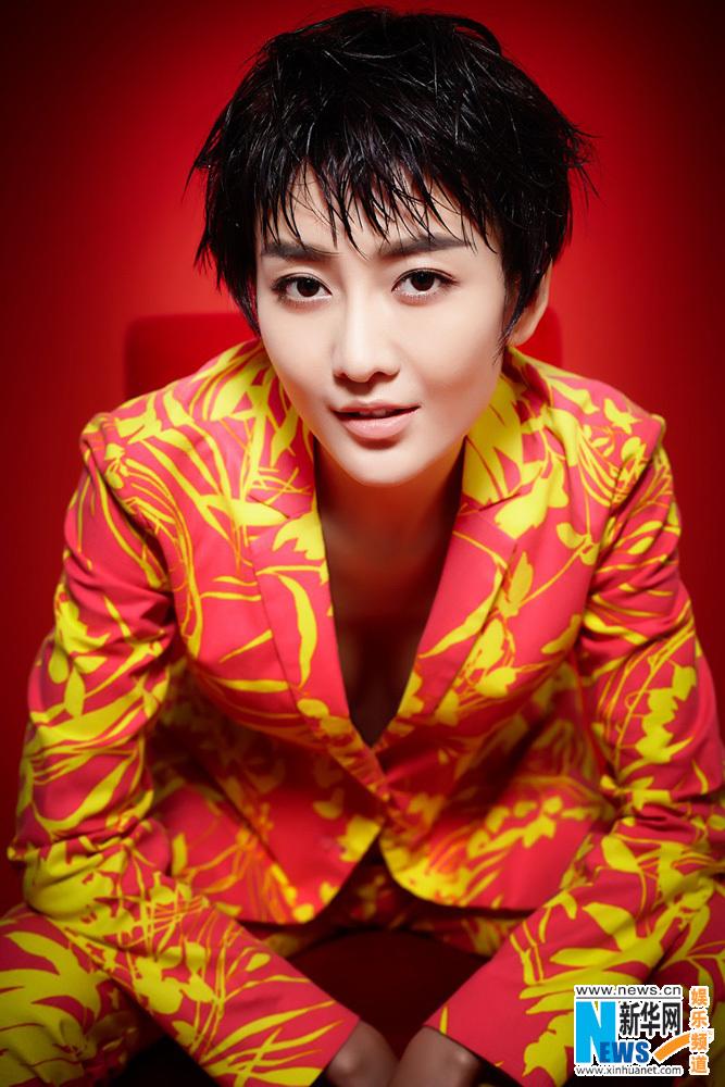 近日,王鸥的一组短发帅气写真曝光,一身"花红花火"般的西装真空上阵