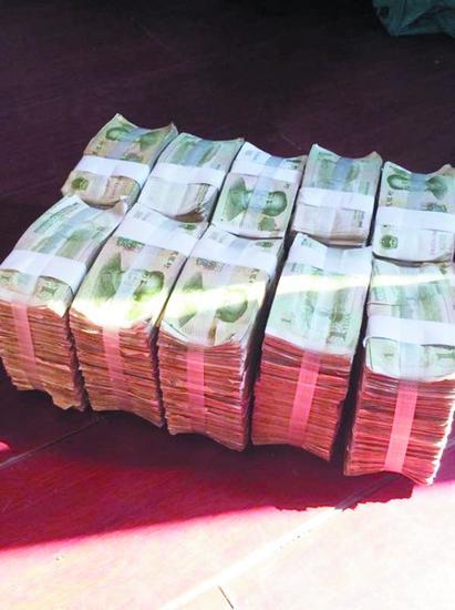 武汉一公司用蛇皮袋发工资 员工每月领几捆零钞