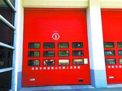 露宿者睡在消防车库前被撞死 消防车未上交强险