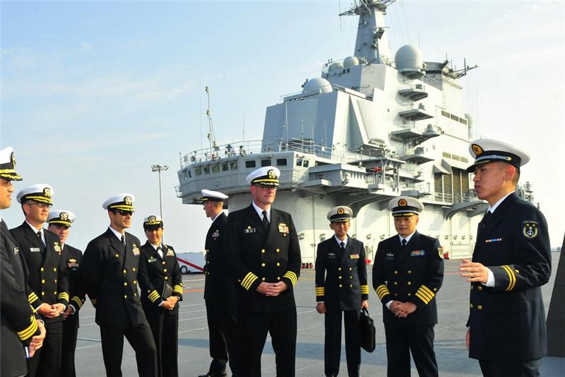 美国海军舰艇长代表团访问中国海军辽宁舰,辽宁舰军官林龙向代表团