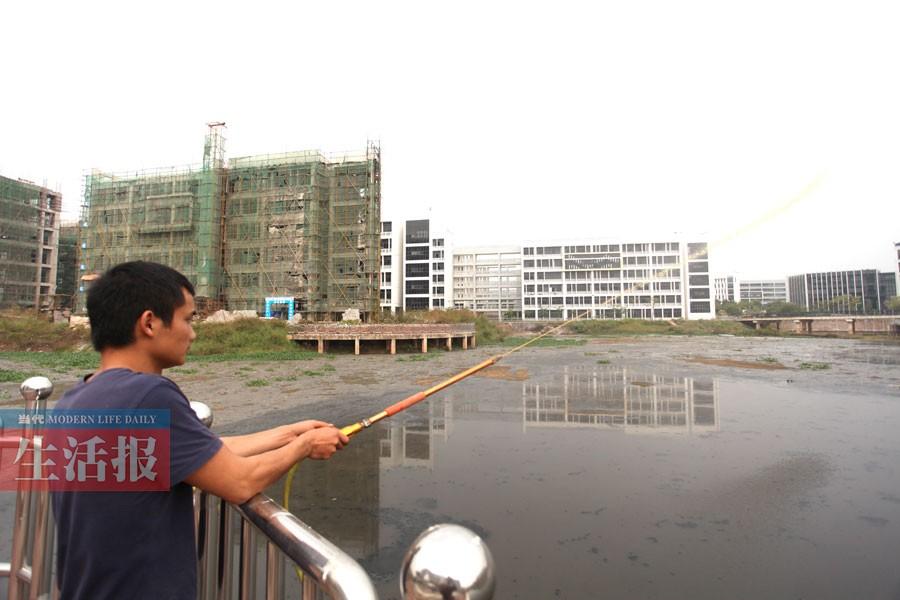 广西财经学院相思湖校区内湖污染很严重 臭气熏天