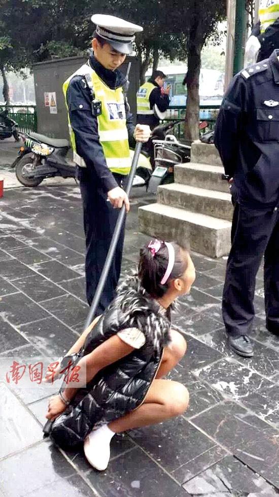 Ů�ӻӵ����轻����ʱ�Ʒ� �ֵ��߻����񼲲�(ͼ)