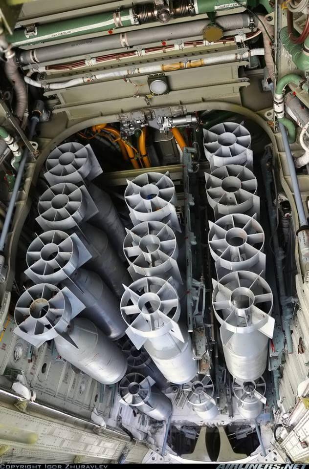 俄军轰炸机弹仓内满载炸弹打击is