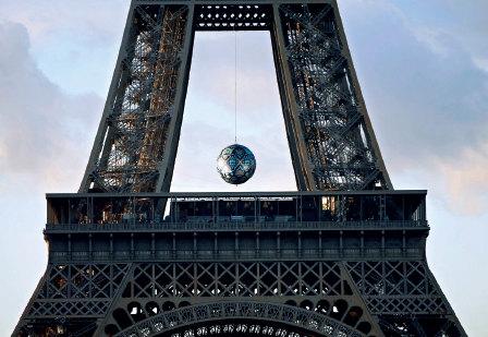 P26—1美国艺术家的作品“地球危机“(EarthCrisis)悬挂于巴黎埃菲尔铁塔上。