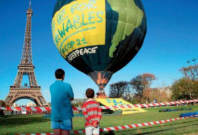 p27—在巴黎大会前夕,环保组织在埃菲尔铁塔旁释放热气球。