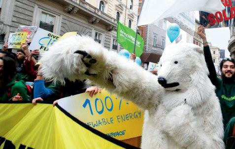 P26—2在巴黎大会的前一天,一名游行参与者装扮成北极熊。
