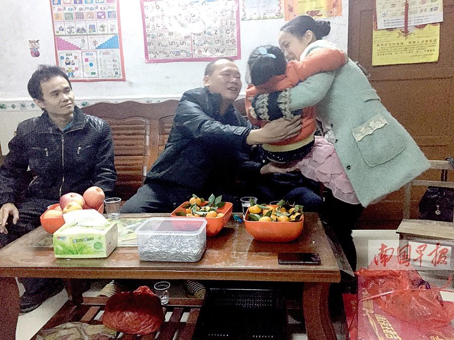 都安3岁女童挂窗外命悬一线 镇干部徒手接坠楼女童