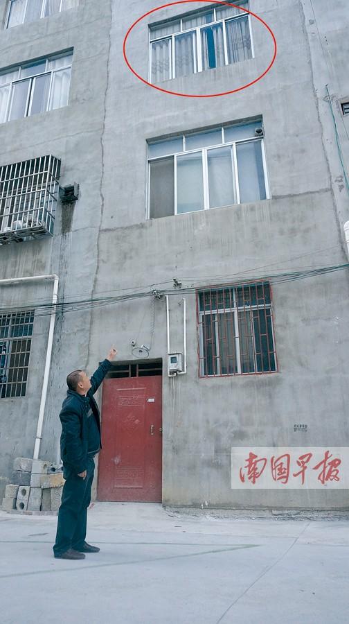 都安3岁女童挂窗外命悬一线 镇干部徒手接坠楼女童