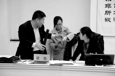 ͥ���У��׶�԰�����ˣ���һ���ֳֺ�ɫֽͲ��������Ƶ�г��ֵĹ�״����к˶ԡ�����ʱ��������������