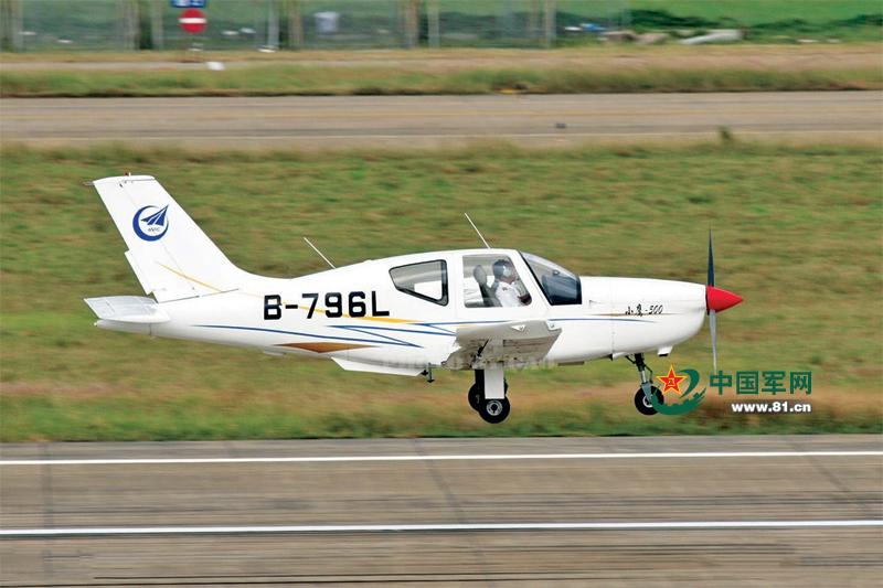 小鹰500轻型多用途飞机,凭借优越的飞行性能,被誉为"空中奔驰".