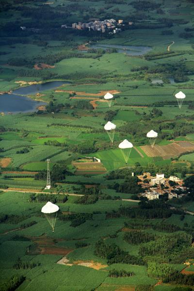 12月8日,海军陆战队某旅官兵在800米高空进行跳伞训练.周启青/摄