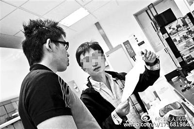 工作状态中的孟祥见(右)微博图